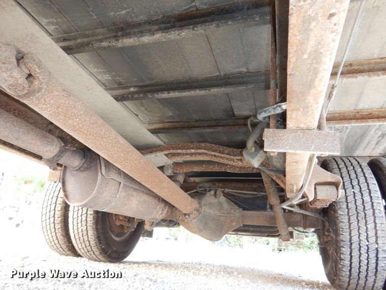 image for item DS1372 2001 Ford E350 Super Duty  box truck