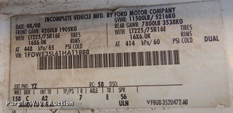 image for item DS1372 2001 Ford E350 Super Duty  box truck