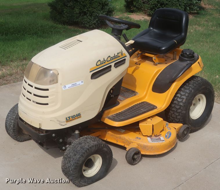 image for item JX9226 Cub Cadet LT1046  lawn mower