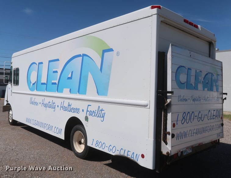 image for item JX9228 2000 Freightliner MT45  delivery truck