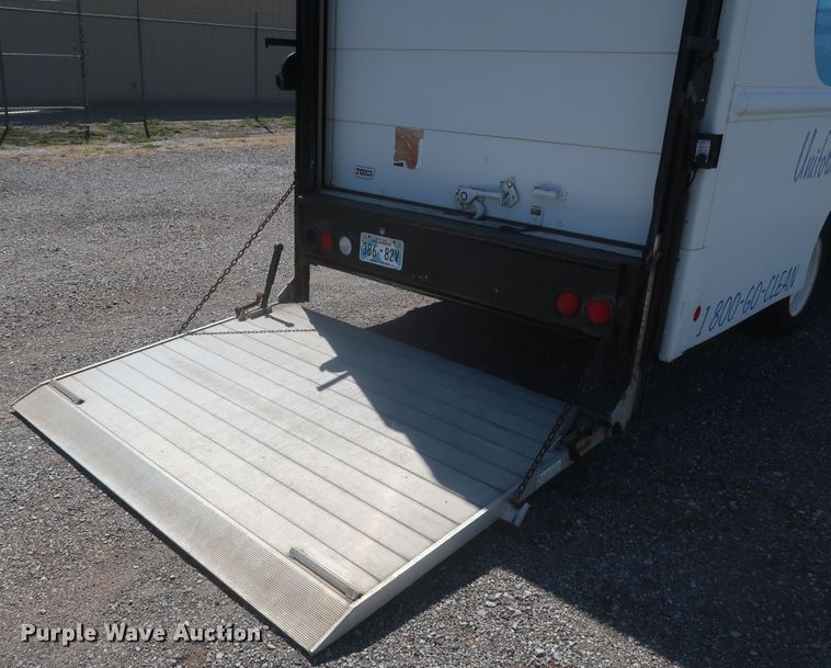 image for item JX9228 2000 Freightliner MT45  delivery truck