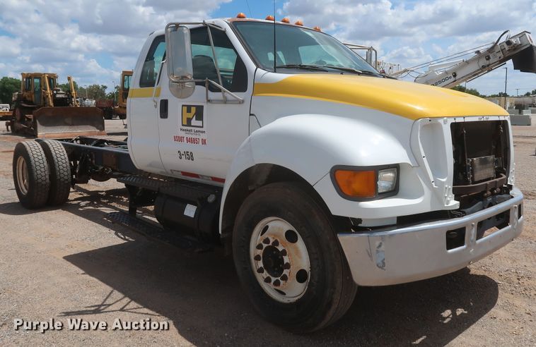 image for item JX9248 2004 Ford F750 Super Duty  Ext. Cab truck cab and chassis