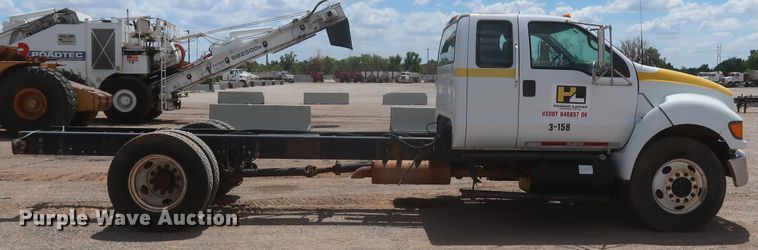 image for item JX9248 2004 Ford F750 Super Duty  Ext. Cab truck cab and chassis