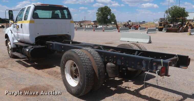 image for item JX9248 2004 Ford F750 Super Duty  Ext. Cab truck cab and chassis