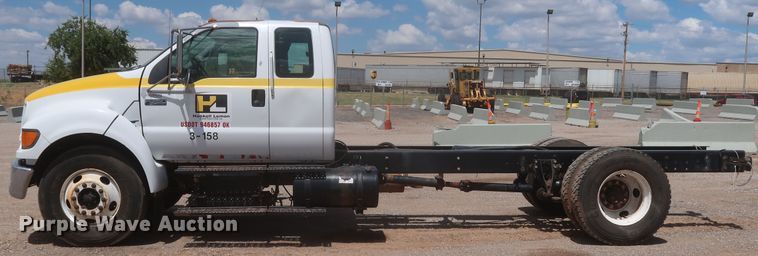 image for item JX9248 2004 Ford F750 Super Duty  Ext. Cab truck cab and chassis