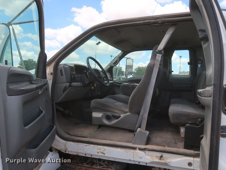 image for item JX9248 2004 Ford F750 Super Duty  Ext. Cab truck cab and chassis