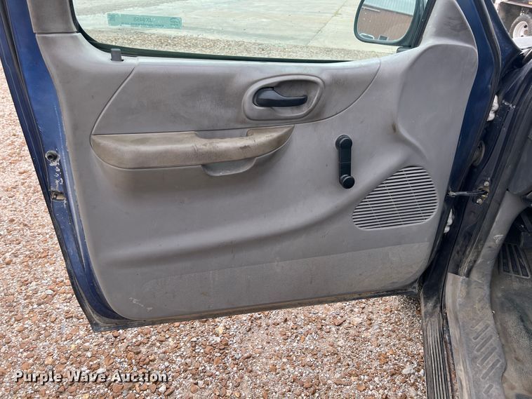 image for item JX9455 2000 Ford F150  bale bed pickup truck