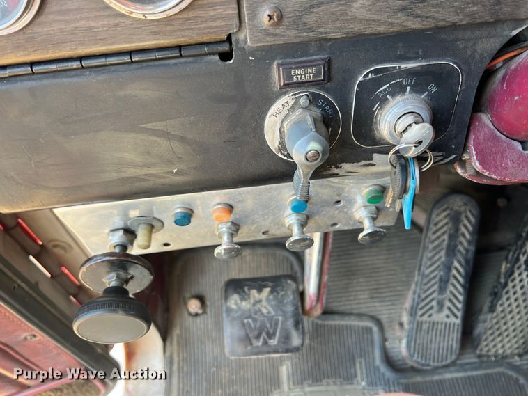 image for item JX9474 1978 Kenworth  tow truck