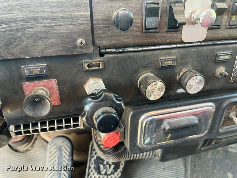 image for item JX9474 1978 Kenworth  tow truck