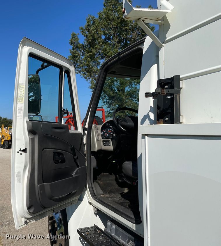 image for item KF9573 2011 International DuraStar 4300  utility / service truck