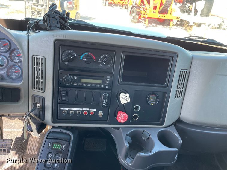 image for item KF9573 2011 International DuraStar 4300  utility / service truck