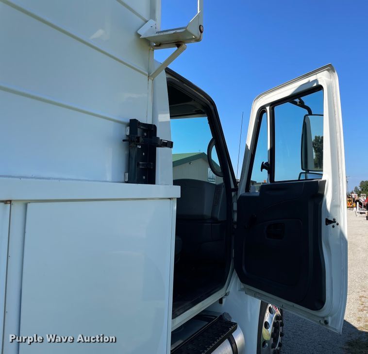 image for item KF9573 2011 International DuraStar 4300  utility / service truck