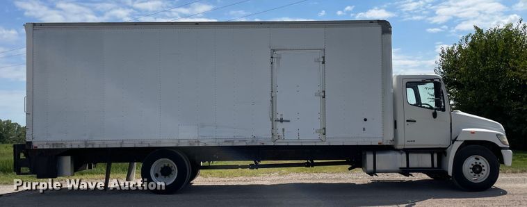 image for item KF9576 2008 Hino  box truck