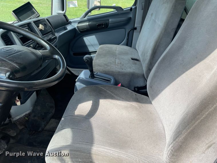 image for item KF9576 2008 Hino  box truck