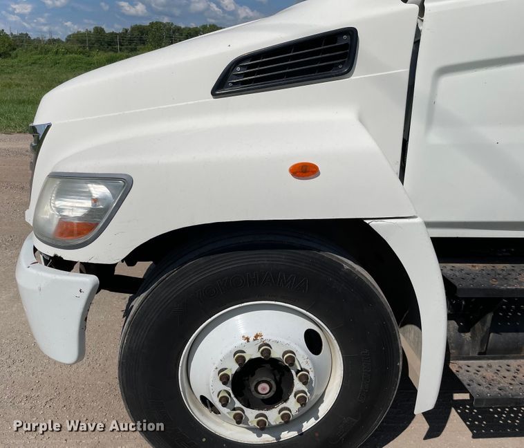 image for item KF9576 2008 Hino  box truck