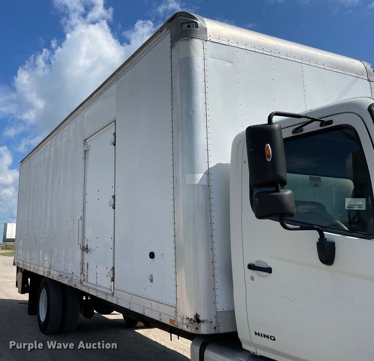 image for item KF9576 2008 Hino  box truck