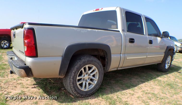 image for item LK9119 2005 Chevrolet Silverado 1500  Crew Cab pickup truck