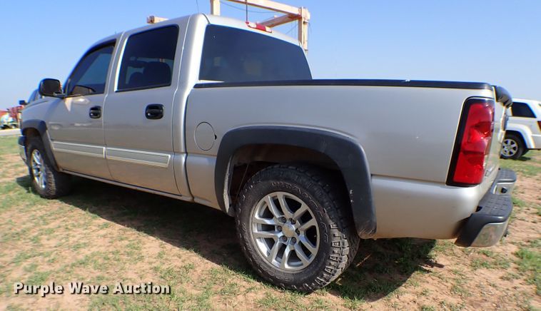 image for item LK9119 2005 Chevrolet Silverado 1500  Crew Cab pickup truck
