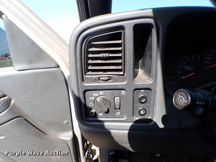 image for item LK9119 2005 Chevrolet Silverado 1500  Crew Cab pickup truck