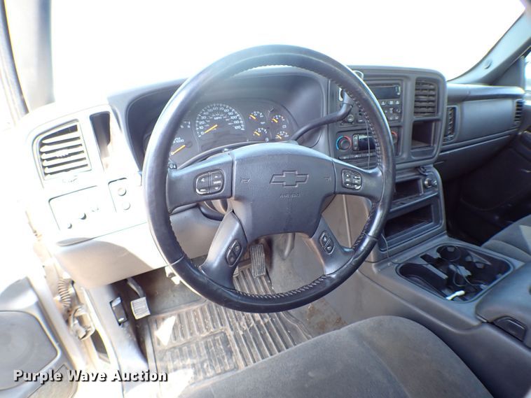 image for item LK9119 2005 Chevrolet Silverado 1500  Crew Cab pickup truck