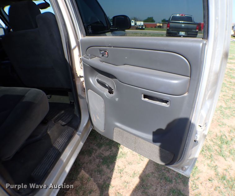 image for item LK9119 2005 Chevrolet Silverado 1500  Crew Cab pickup truck