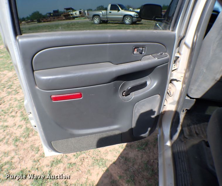 image for item LK9119 2005 Chevrolet Silverado 1500  Crew Cab pickup truck