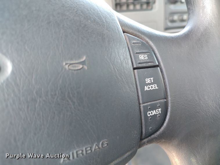 image for item LK9127 2000 Ford F450 Super Duty  flatbed truck