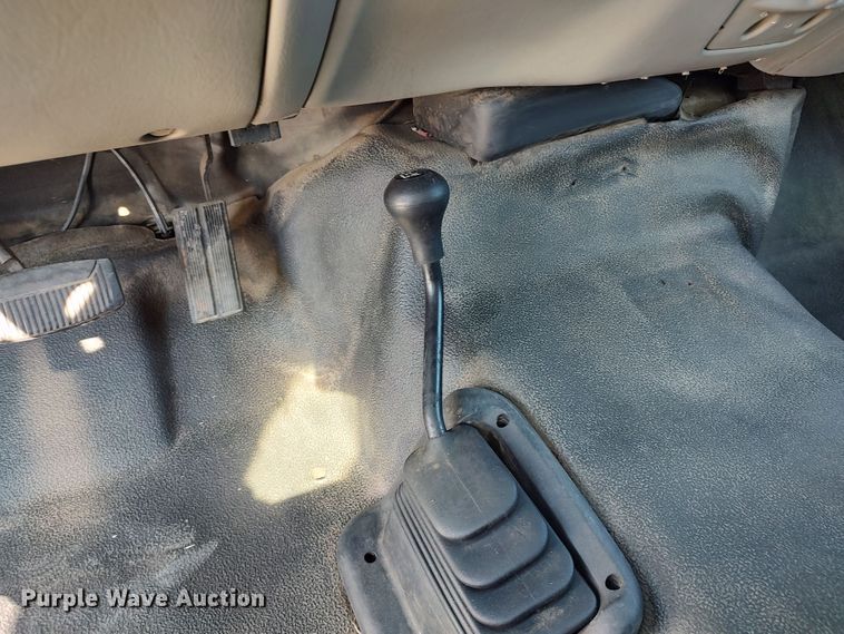 image for item LK9127 2000 Ford F450 Super Duty  flatbed truck