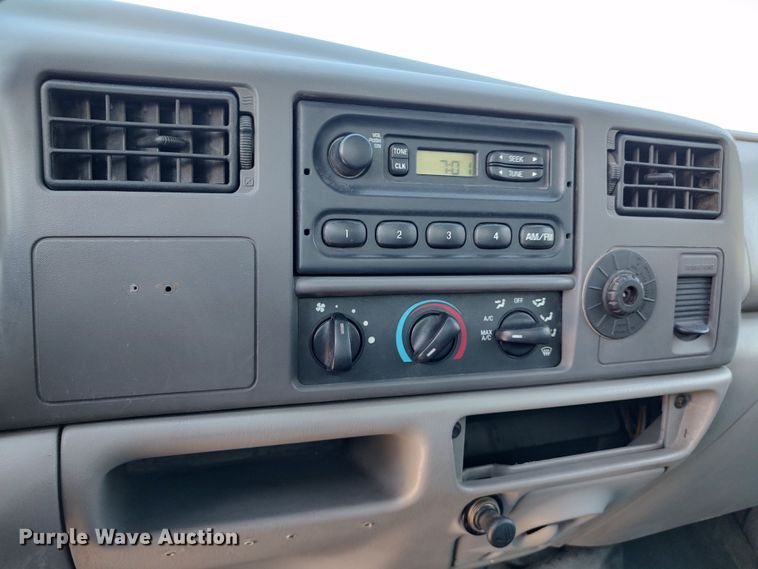 image for item LK9127 2000 Ford F450 Super Duty  flatbed truck