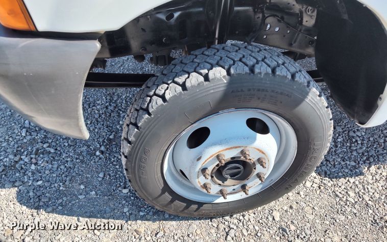 image for item LK9127 2000 Ford F450 Super Duty  flatbed truck