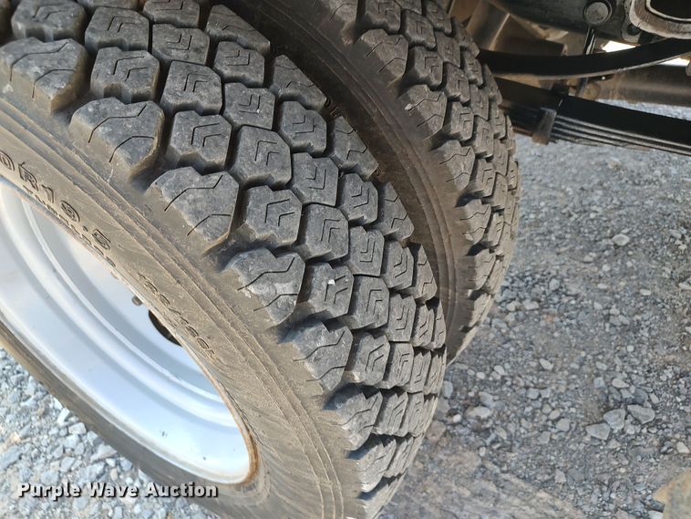 image for item LK9127 2000 Ford F450 Super Duty  flatbed truck