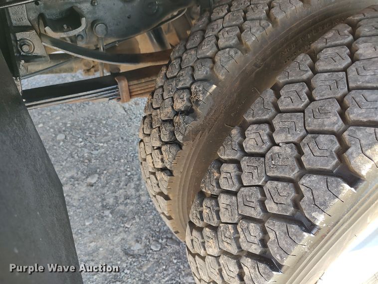 image for item LK9127 2000 Ford F450 Super Duty  flatbed truck