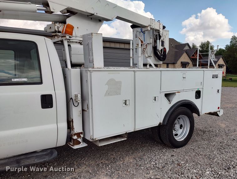 image for item LK9129 2001 Ford F550 Super Duty  bucket truck