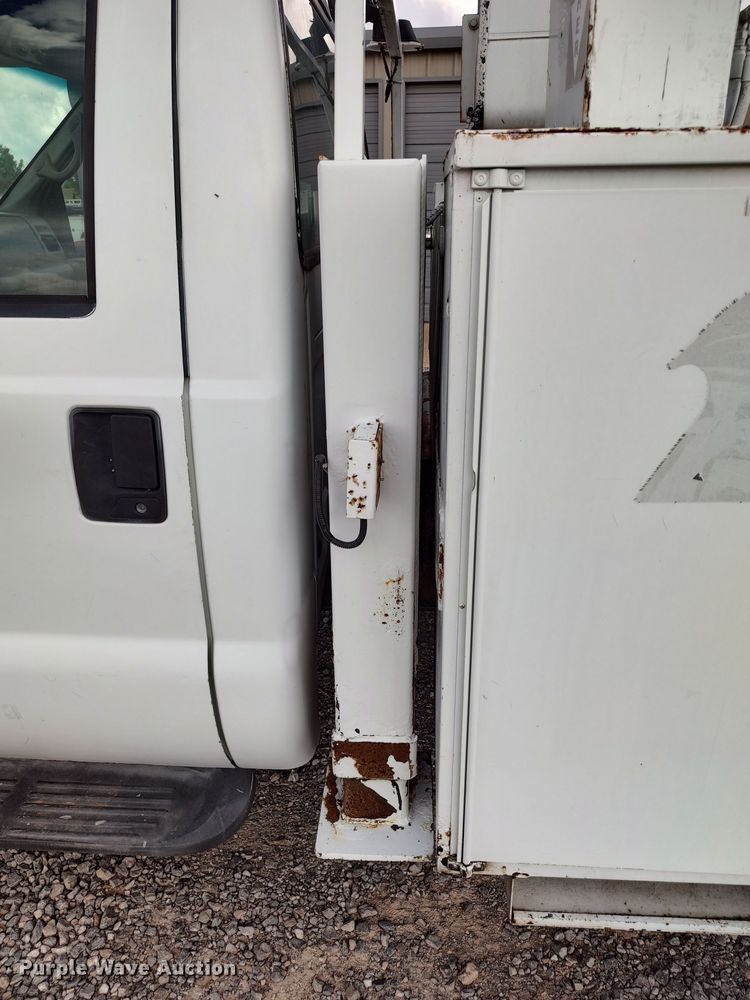 image for item LK9129 2001 Ford F550 Super Duty  bucket truck