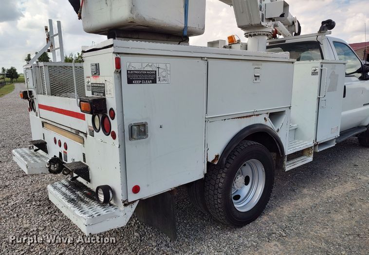 image for item LK9129 2001 Ford F550 Super Duty  bucket truck