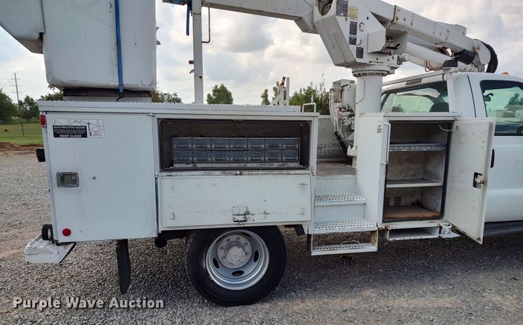 image for item LK9129 2001 Ford F550 Super Duty  bucket truck