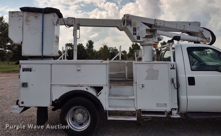 image for item LK9129 2001 Ford F550 Super Duty  bucket truck