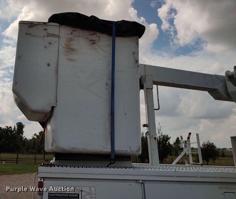 image for item LK9129 2001 Ford F550 Super Duty  bucket truck