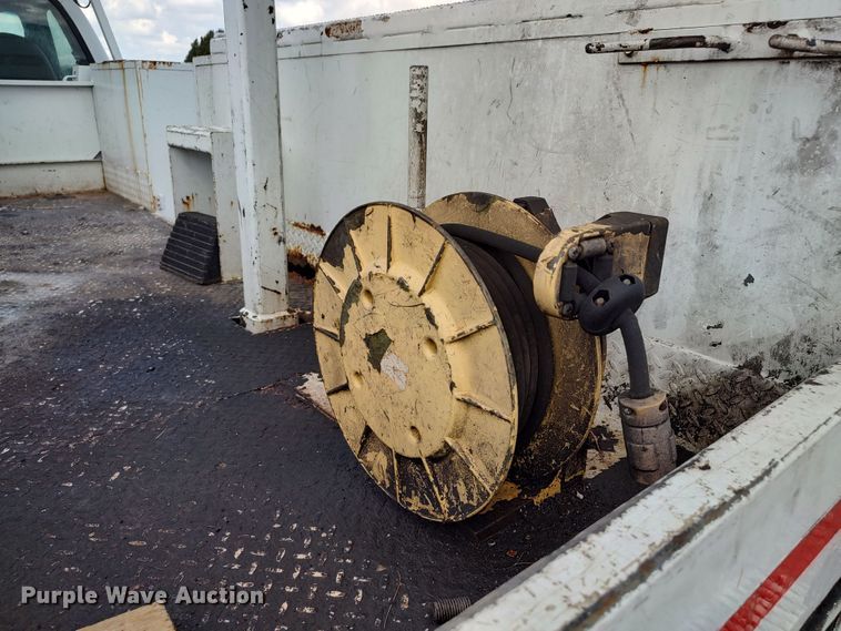 image for item LK9129 2001 Ford F550 Super Duty  bucket truck