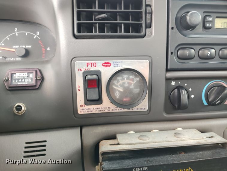 image for item LK9129 2001 Ford F550 Super Duty  bucket truck