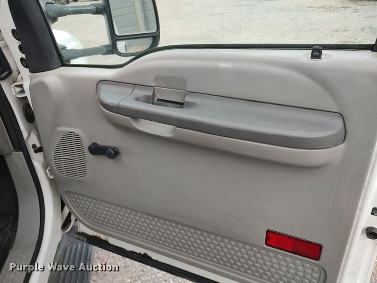 image for item LK9129 2001 Ford F550 Super Duty  bucket truck