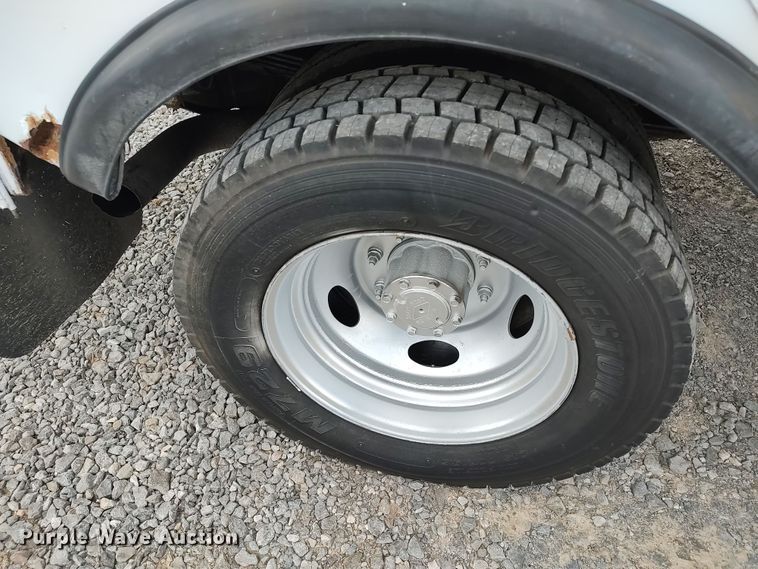 image for item LK9129 2001 Ford F550 Super Duty  bucket truck