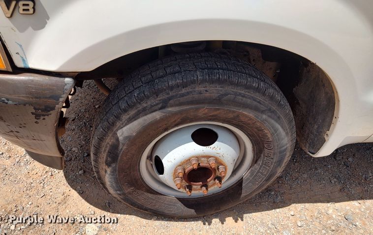 image for item LK9160 2002 Ford F350 Super Duty XL  flatbed pickup truck