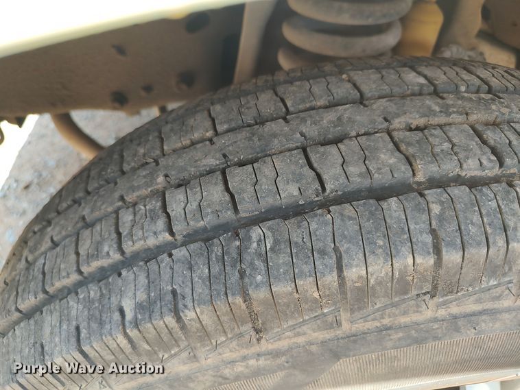 image for item LK9160 2002 Ford F350 Super Duty XL  flatbed pickup truck