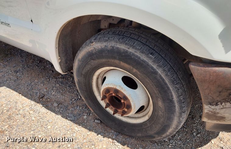 image for item LK9160 2002 Ford F350 Super Duty XL  flatbed pickup truck