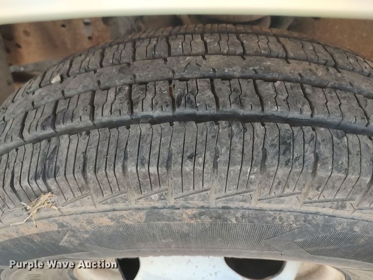 image for item LK9160 2002 Ford F350 Super Duty XL  flatbed pickup truck