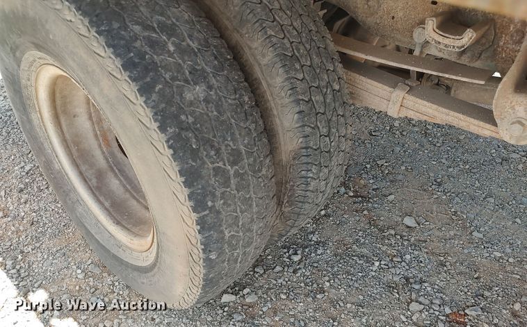 image for item LK9160 2002 Ford F350 Super Duty XL  flatbed pickup truck