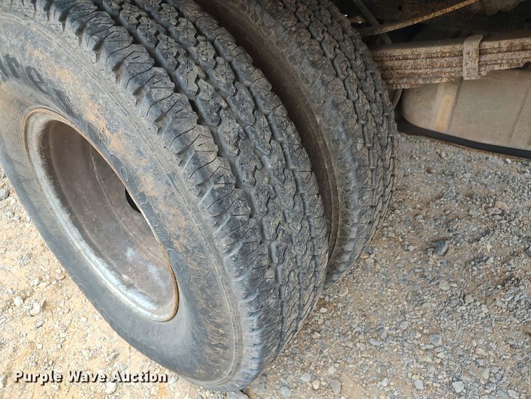 image for item LK9160 2002 Ford F350 Super Duty XL  flatbed pickup truck