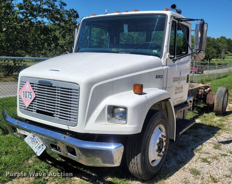 image for item LM9703 2002 Freightliner FL70  truck cab and chassis