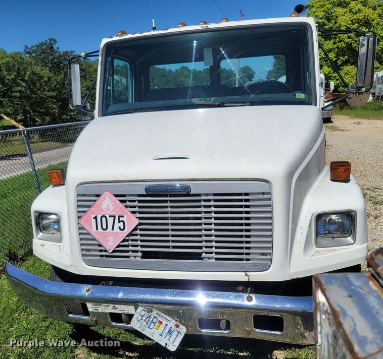 image for item LM9703 2002 Freightliner FL70  truck cab and chassis